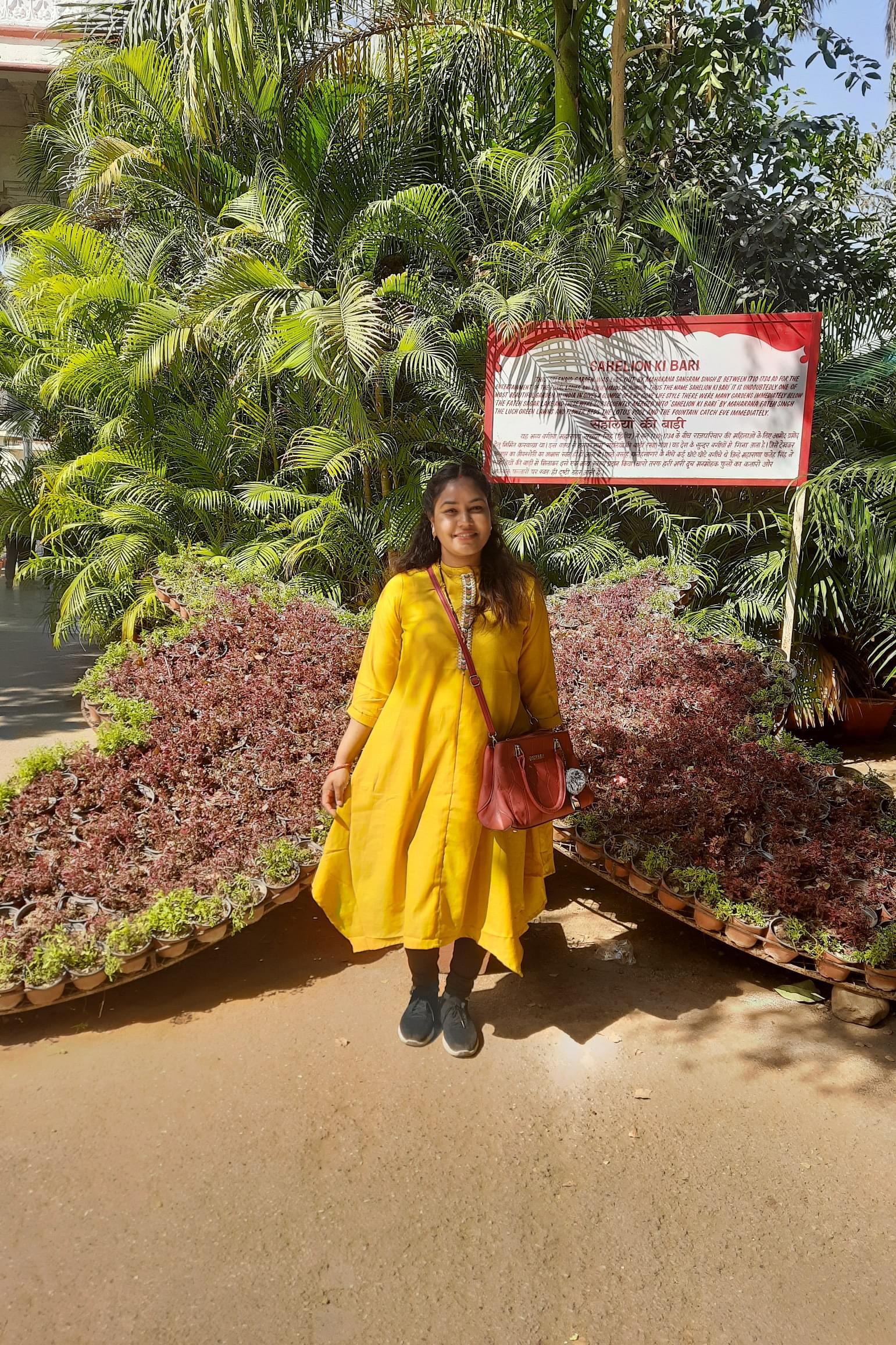Meenakshi Arya Profile Pic